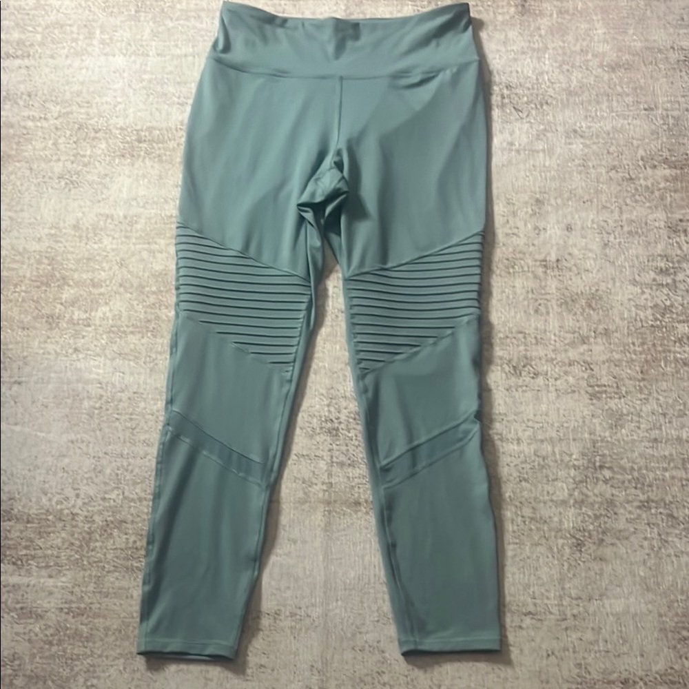 Stylish Ribbed Leggings in Green